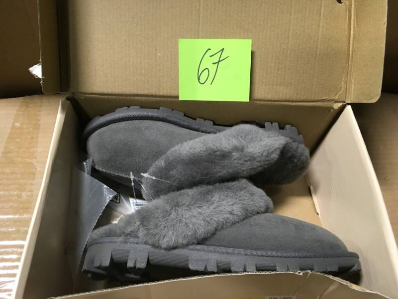 lot 67 image: Womens Kirkland Signature Shearling Slipper Grey US Size 6 not used