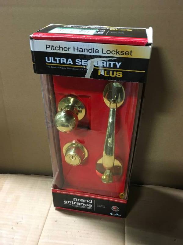 lot 74 image: Ultra 45025 Cheltenham Lockset Polished Brass in good condition
