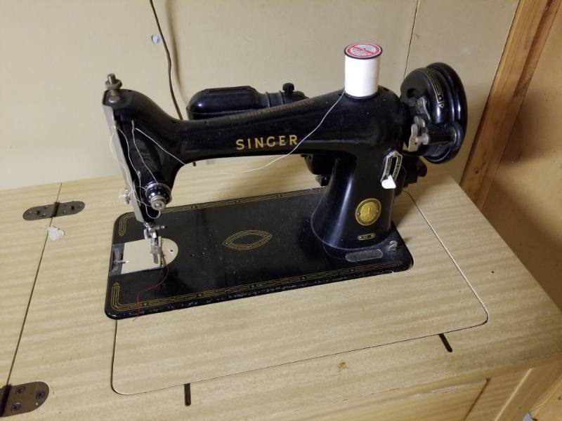 lot 15 image: Singer Sewing Machine with Table