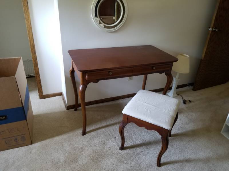 lot 17 image: Traditional Desk or Vanity with Stool
