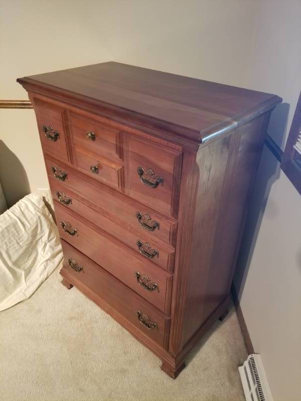 lot 16 image: Beautiful Wood Dresser with 7 Drawers