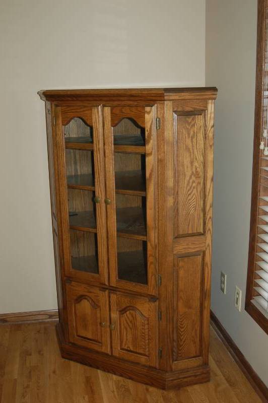 lot 6 image: Classic Oak Display Corner Cabinet