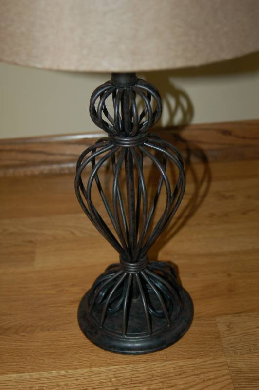 lot 49 image: Pretty Modern Table Lamp