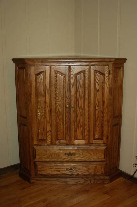 lot 18 image: Traditional Oak Entertainment Case