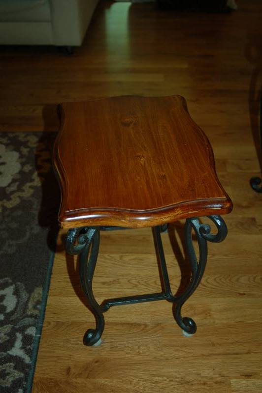 lot 19 image: Lovely Nesting Side Tables