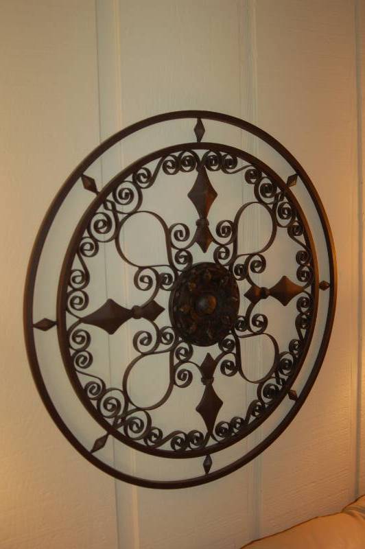 lot 24 image: Elegant Metal Wall Decor