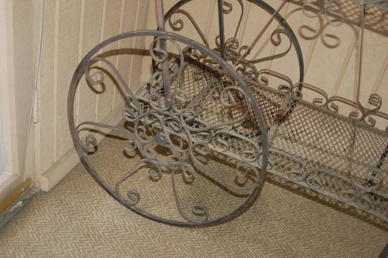 lot 23 image: Wire Outdoor Tea Cart