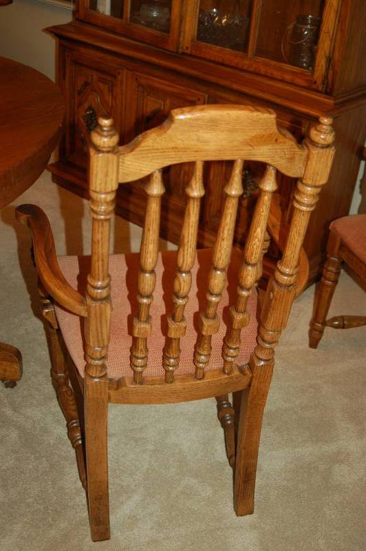 lot 14 image: Circular Dining Set with 4 Chairs