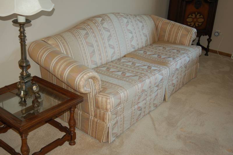 lot 8 image: Elegant Golden Couch