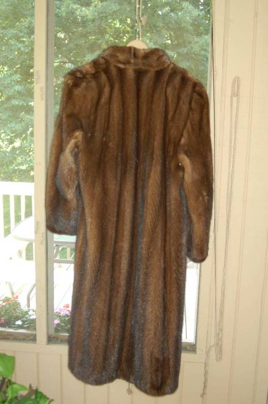 lot 4 image: Beautiful Pierre Cardin Mink Fur Coat
