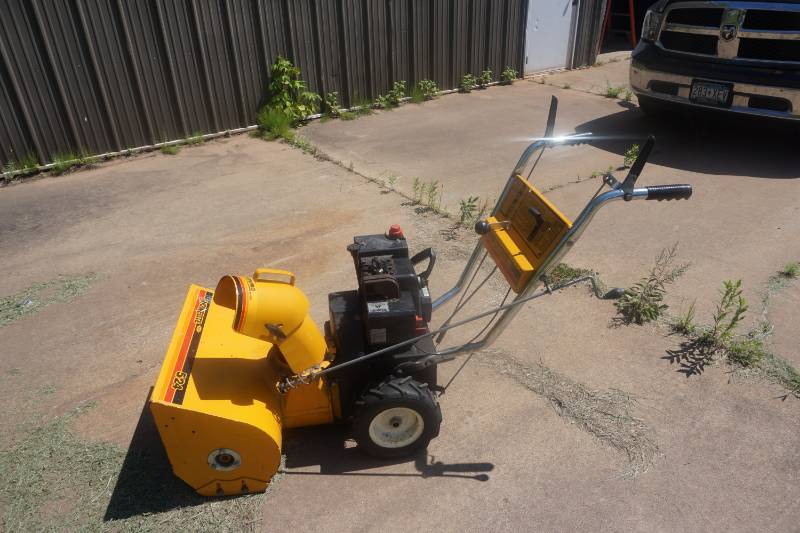 lot 8 image: MTD Snow Flite 24 Snow Blower