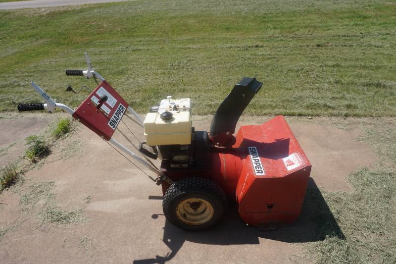 lot 7 image: Snapper Snow Blower