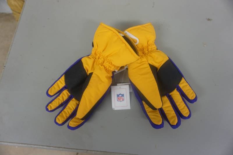 lot 134 image: Licensed NFL Gear Minnesota Vikings Insulated Gloves