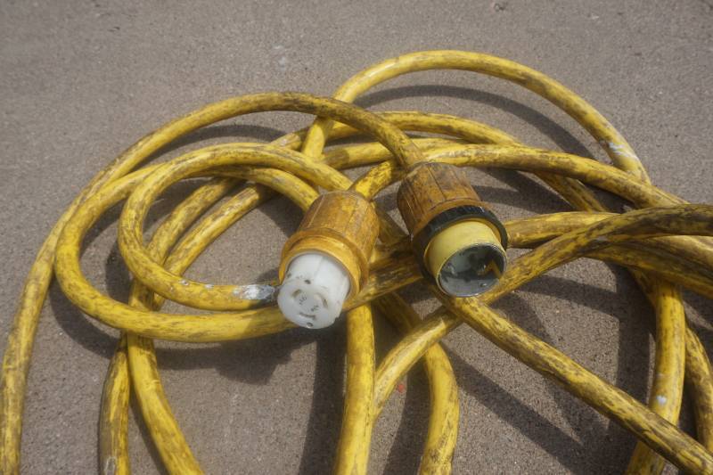 lot 31 image: 50 - 125250V 3 Phase Electrical Power Cord With Locking Connectors
