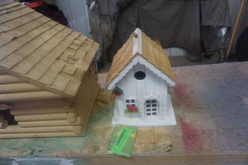 lot 123 image: Log Cabin Style Bird House & Hanging Bird House