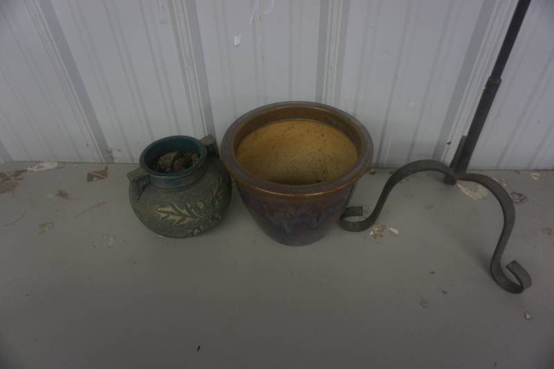 lot 125 image: Lot of Ceramic Flower Pots With Metal Plant Hanger