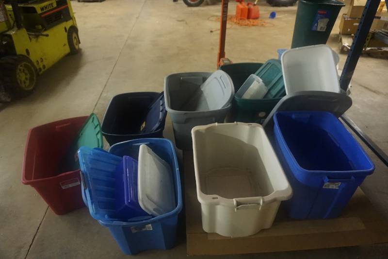 lot 120 image: Large Lot of Plastic Storage Totes In Assorted Sizes