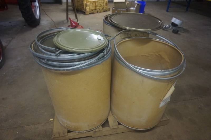 lot 119 image: Lot of 4 Metal Rimmed Storage Canisters In Assorted Sizes With Lids