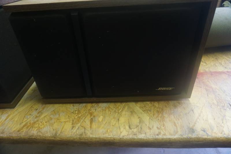 lot 108 image: Set of 2 - Bose Brand 301 Series III Direct Reflecting Stereo Speakers