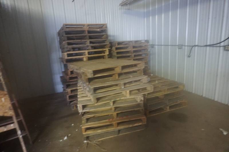 lot 41 image: Lot of 25 -  Wood Pallets
