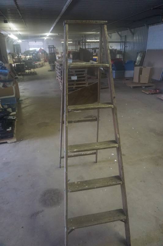 lot 56 image: 5 Wood Step Ladder