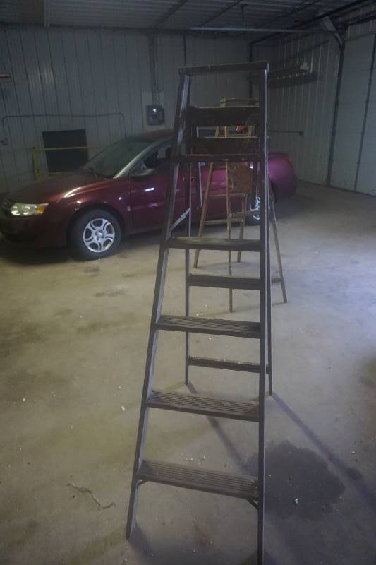 lot 55 image: Keller Brand 5 Wood Step Ladder