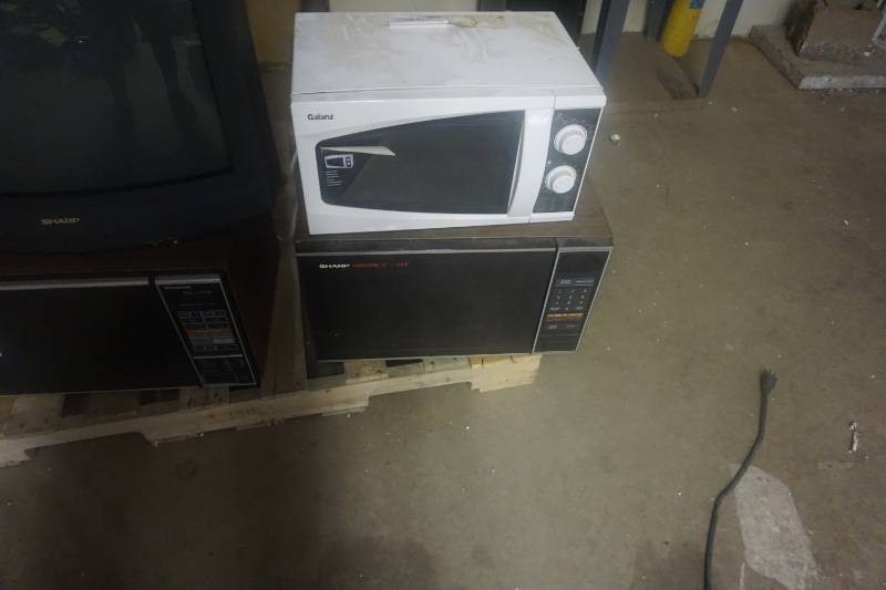lot 168 image: Lot of 3 Microwave Ovens & Sharp 27 TV