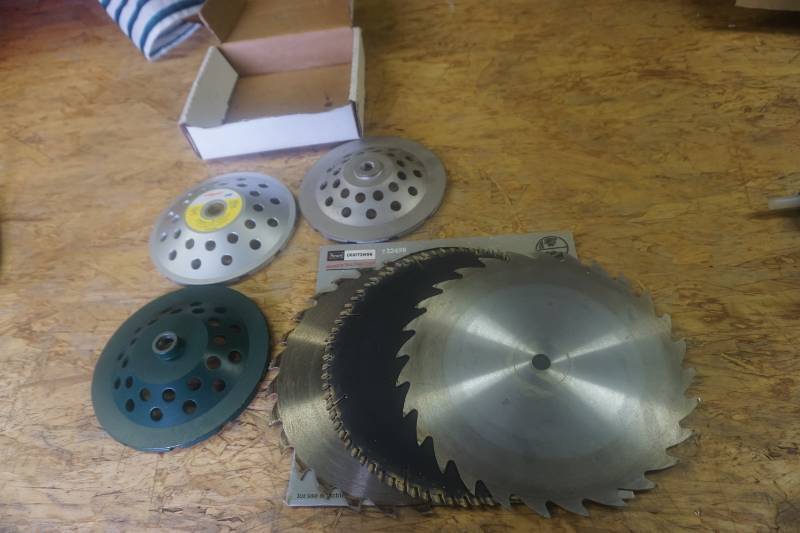 lot 58 image: Lot of 3 - 7 12 Grinding Wheels & 3 - 10 Saw Blades