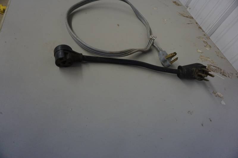 lot 139 image: 2 - 3 Phase Appliance Cables