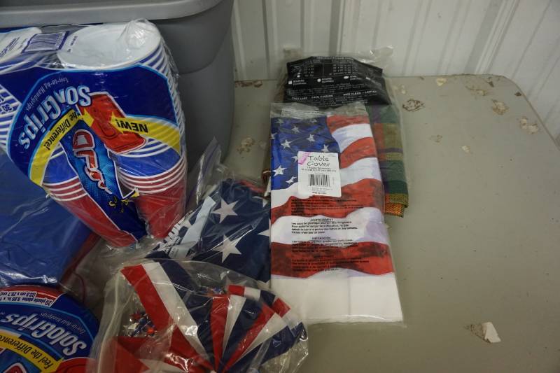 lot 181 image: Lot of Patriotic Themed Table Decorations