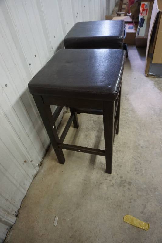 lot 99 image: Set of 2 - Leather Top Bar Stools