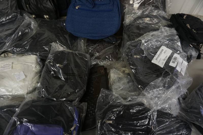 lot 180 image: Large Lot Of Womens Purses and Hand Bags