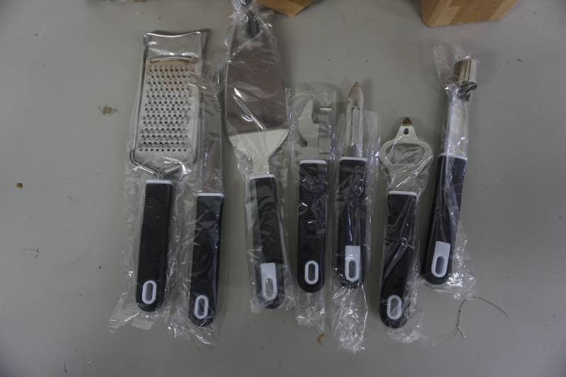 lot 172 image: 9 -  9 pc Kitchen Utility Tool Sets