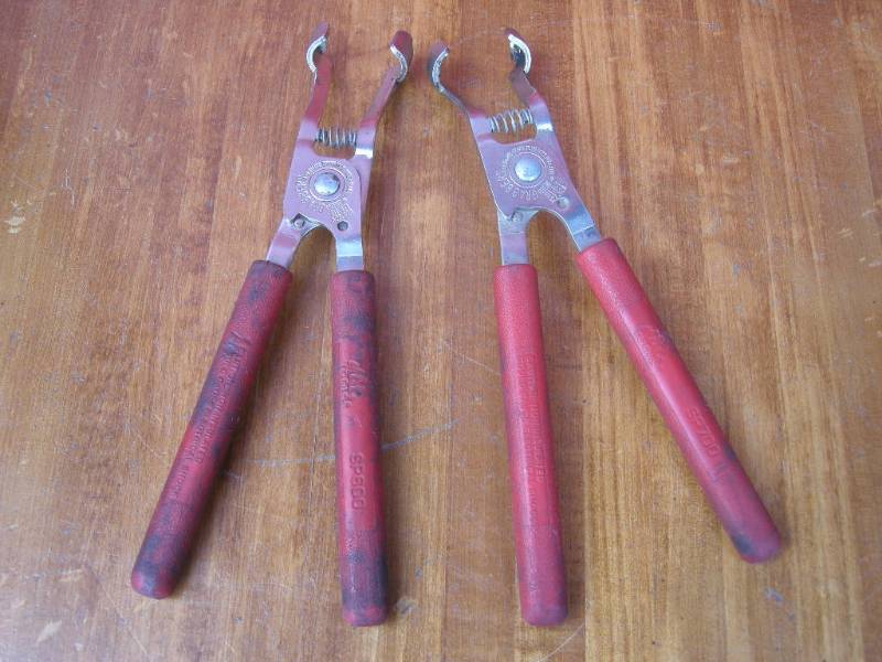 lot 46 image: Two MAC Tools Spark Plug Grabbers
