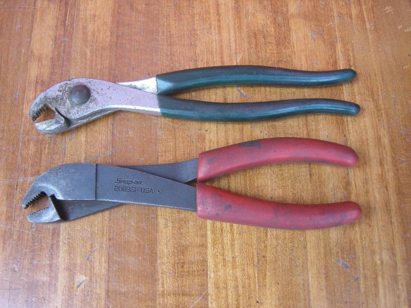 lot 47 image: Snap-On and Diamond Battery Terminal Angle Pliers