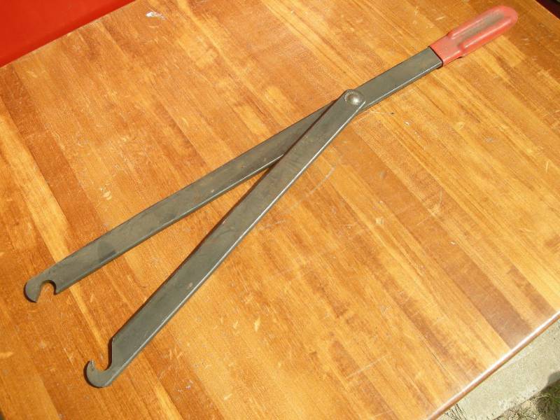 lot 102 image: K-D Pulley Holder Tool