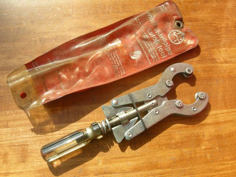 lot 197 image: MAC Tools Muffler-Tailpipe Cutoff Tool
