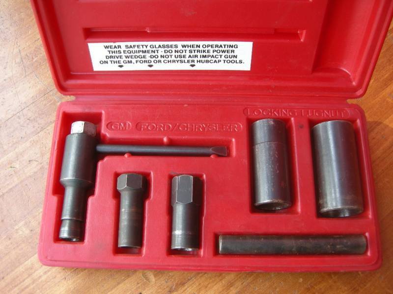 lot 205 image: MAC Tools Hubcap and Wheel Lock Removal Kit
