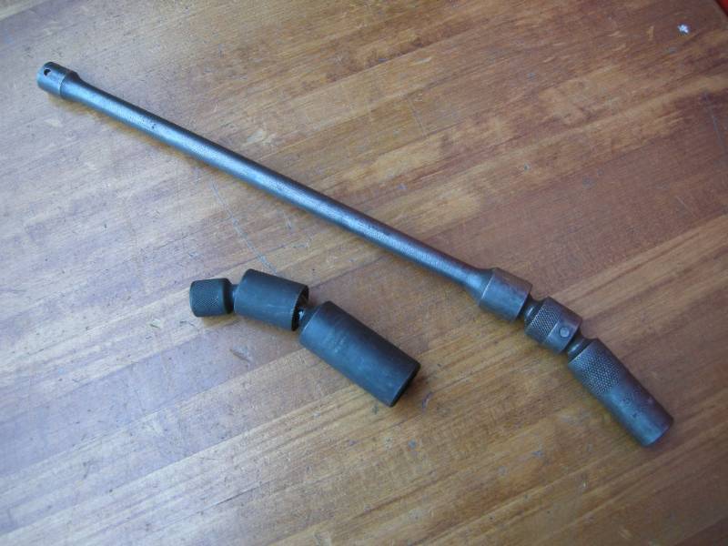 lot 220 image: Snap-OnMAC Double Swivel Spark Plug Extensions