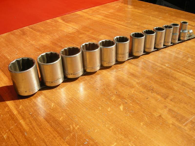 lot 292 image: Craftsman V 12 dr SAE Sockets