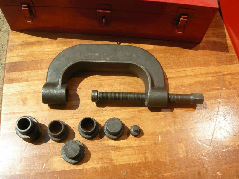 lot 325 image: Snap-On Universal Joint Press Tool
