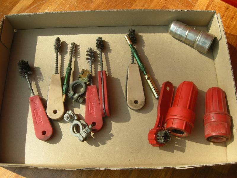 lot 328 image: Misc Battery Terminal Brushes