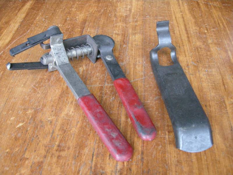 lot 137 image: Valve Spring Compressors