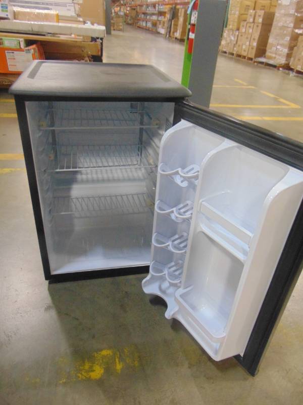 lot 207 image: Danby 2.6 cu. ft. Mini Fridge in Black DAR026A1BDD-3