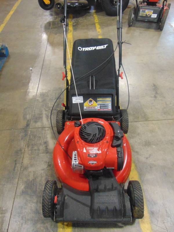 lot 243 image: Troy-bilt 21 in. 140 cc 550e Series Briggs & Stratton Gas Walk Behind Self Propelled Lawn Mower w 2-in-1 TriAction Cutting System TB200