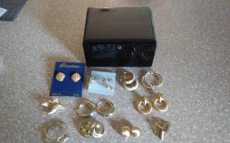 lot 10 image: 11 Pair Pierced Earrings & Mirrored Box