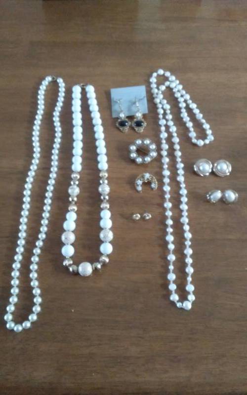 lot 13 image: Lot Of Pearl Jewelry