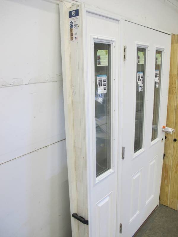 lot 17 image: NEW Jeld Wen Auralast Single Exterior Door w Right Hand In-swing and Right Sidelite 53 x 81-34