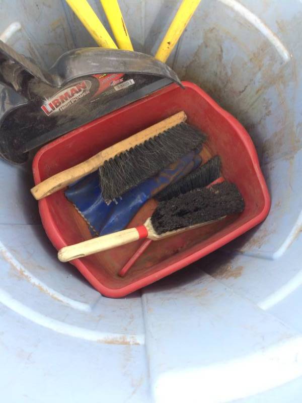 lot 40 image: 32 Gallon Plastic Trash Cans and More
