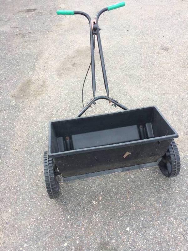 lot 42 image: Fertilizer  Seed Spreader